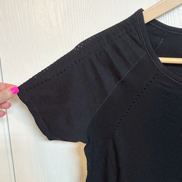 Athleta Foothill Black Size Medium Perforated Short Sleeve T-Shirt Workout Top M - Picture 3 of 9